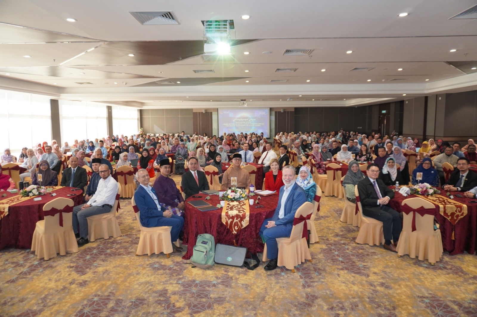 A crowd of Bruneian representatives from the Ministry of Education, Religious Services and schools